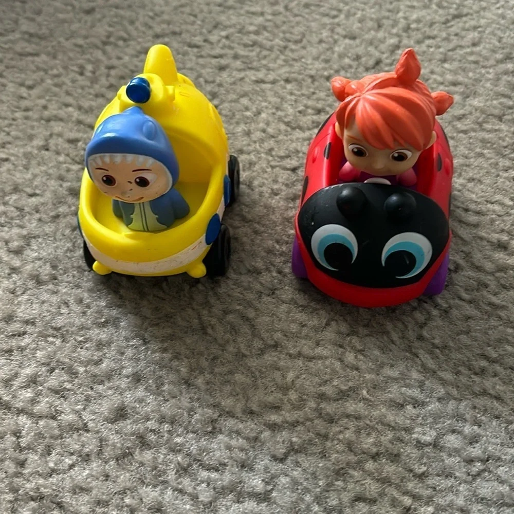 CoComelon YoYo Ladybug and JJ Mini Vehicle - Features Built-inToy Car